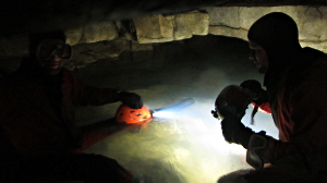 Simon Ohneberg in einer Höhle - im Wasser